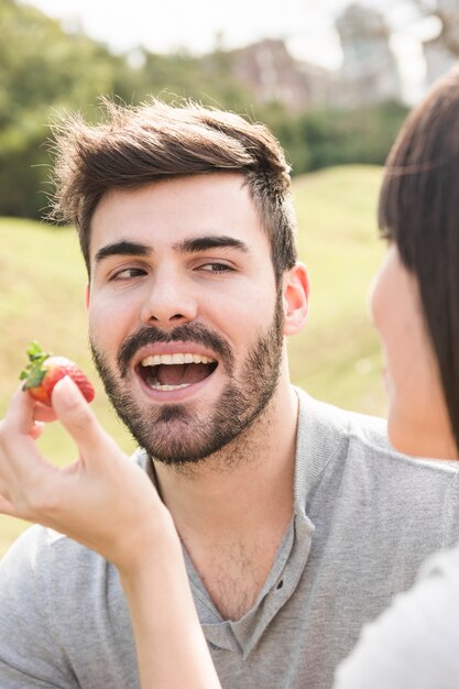 Mulher, alimentação, fresco, moranguinho, para, dela, namorado