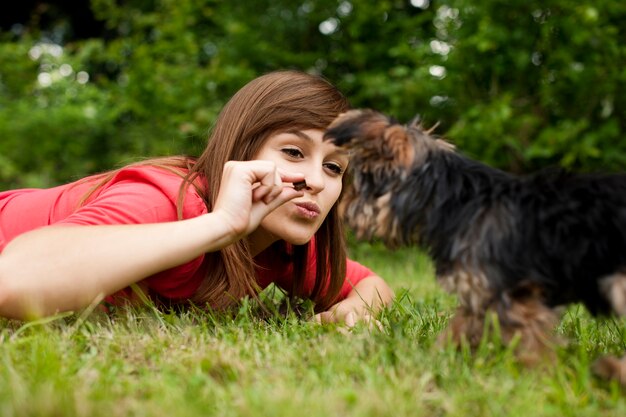 Mulher alimentando cachorro