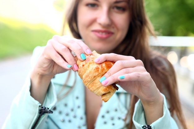 Foto grátis mulher almoçando no café da cidade