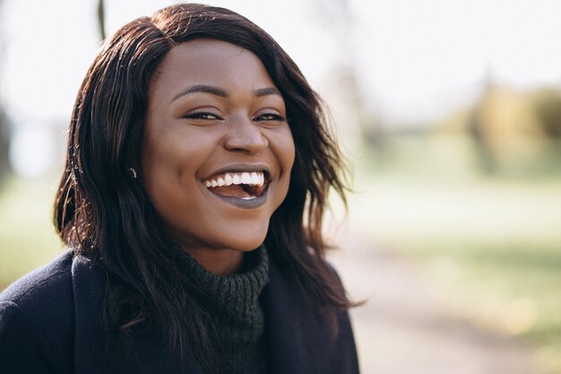 Mulher americana africana, sorrindo, retrato