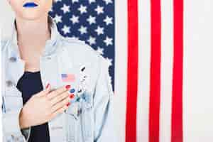 Foto grátis mulher americana posando em frente a bandeira