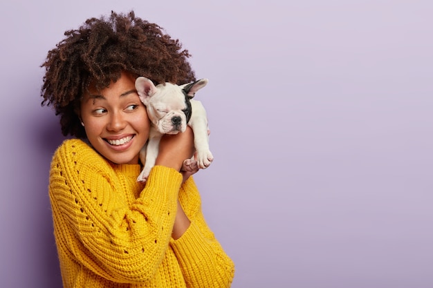 Mulher amigável e otimista se arrepiando com cachorrinho