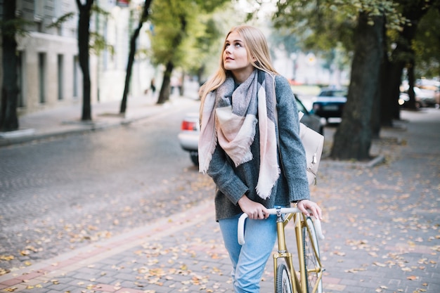 Foto grátis mulher andando com bicicleta