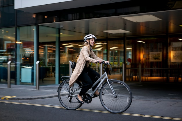 Mulher andando de bicicleta na cidade