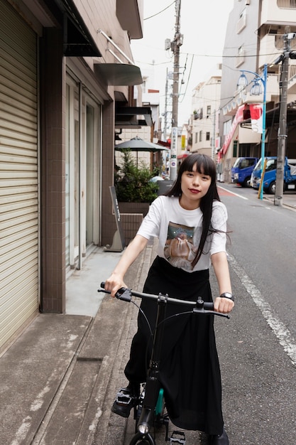 Mulher andando de scooter elétrica na cidade