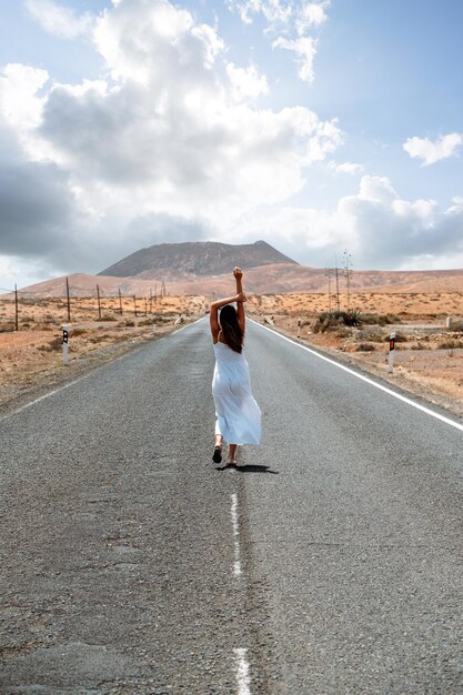 Mulher andando na estrada nas terras altas