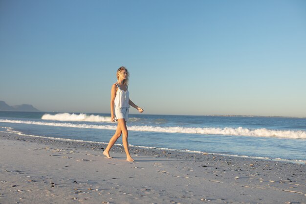 Mulher, andar, descalço, praia