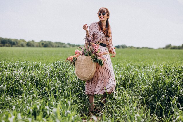 Mulher, andar, em, um, campo, com, lupinuses