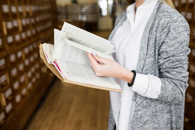 Mulher anônima virando páginas de livro