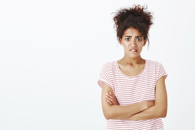 Foto grátis mulher ansiosa com um penteado afro posando no estúdio