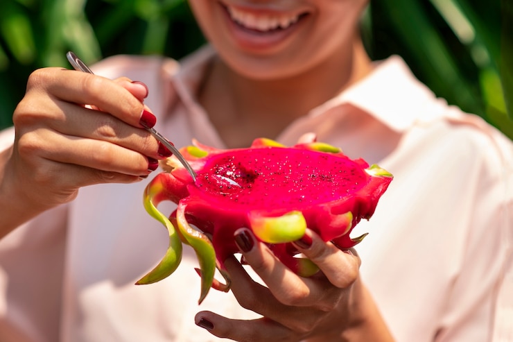 Foto grátis mulher ao ar livre com fruta do dragão