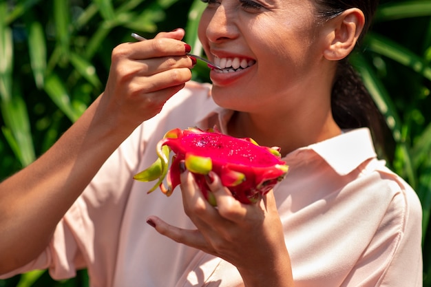 Foto grátis mulher ao ar livre com fruta do dragão