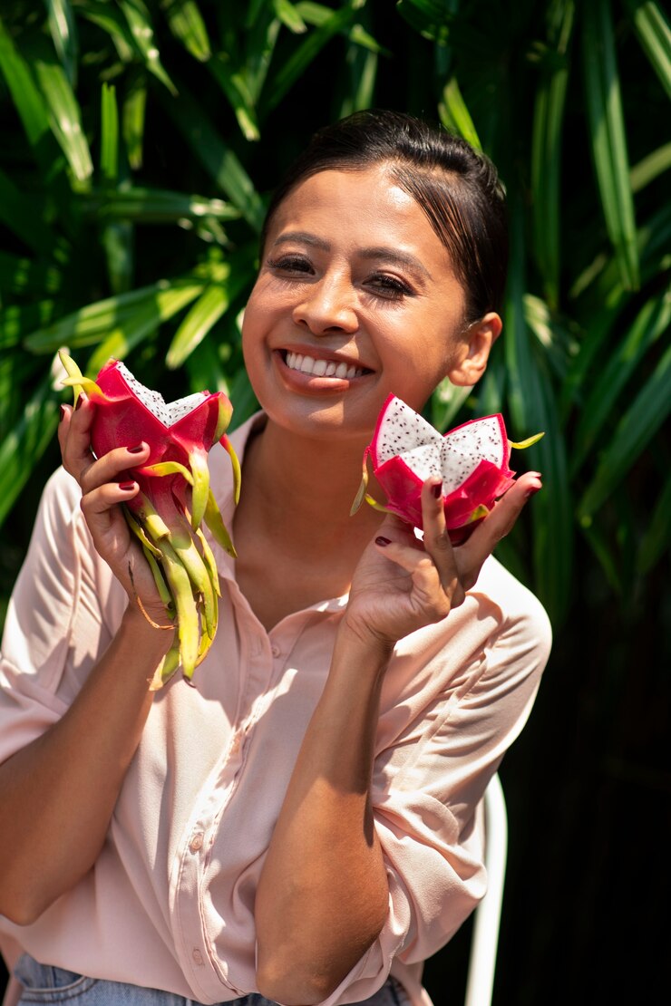 Foto grátis mulher ao ar livre com fruta do dragão