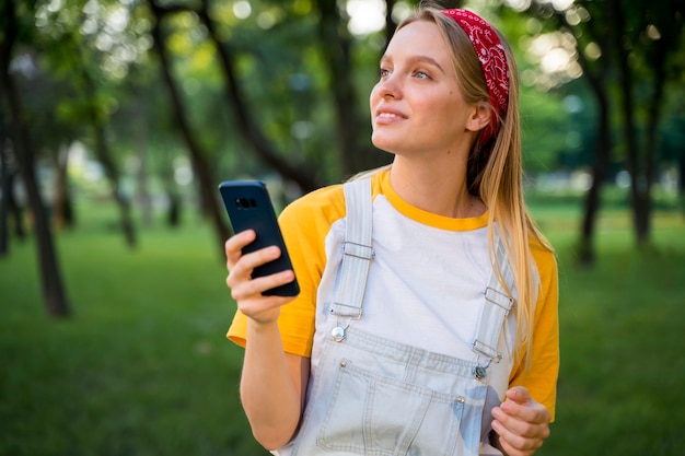 Mulher ao ar livre com smartphone