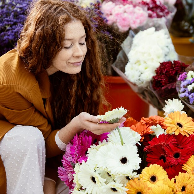 Mulher ao ar livre na primavera com buquê de flores