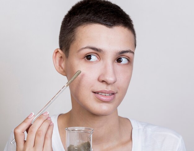 Mulher, aplicando uma máscara facial