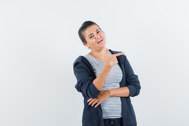 Mulher apontando para o lado direito em uma camiseta