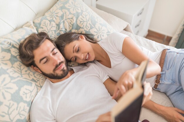 Mulher, apontar, interessante, lugar, livro, namorado