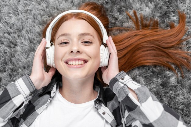 Mulher, apreciando a vista superior da música