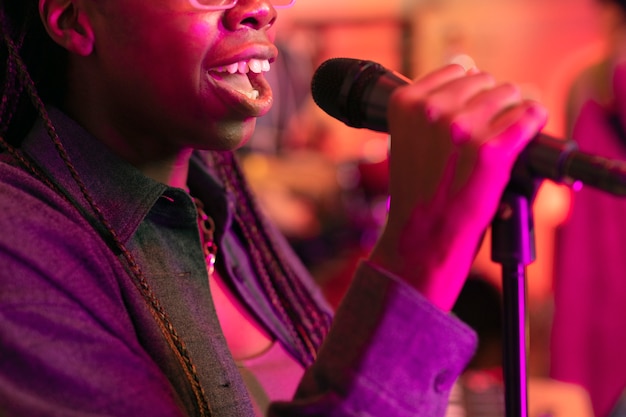 Foto grátis mulher apresentando música ao vivo em um evento local