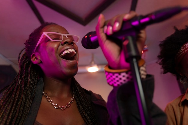 Mulher apresentando música ao vivo em um evento local