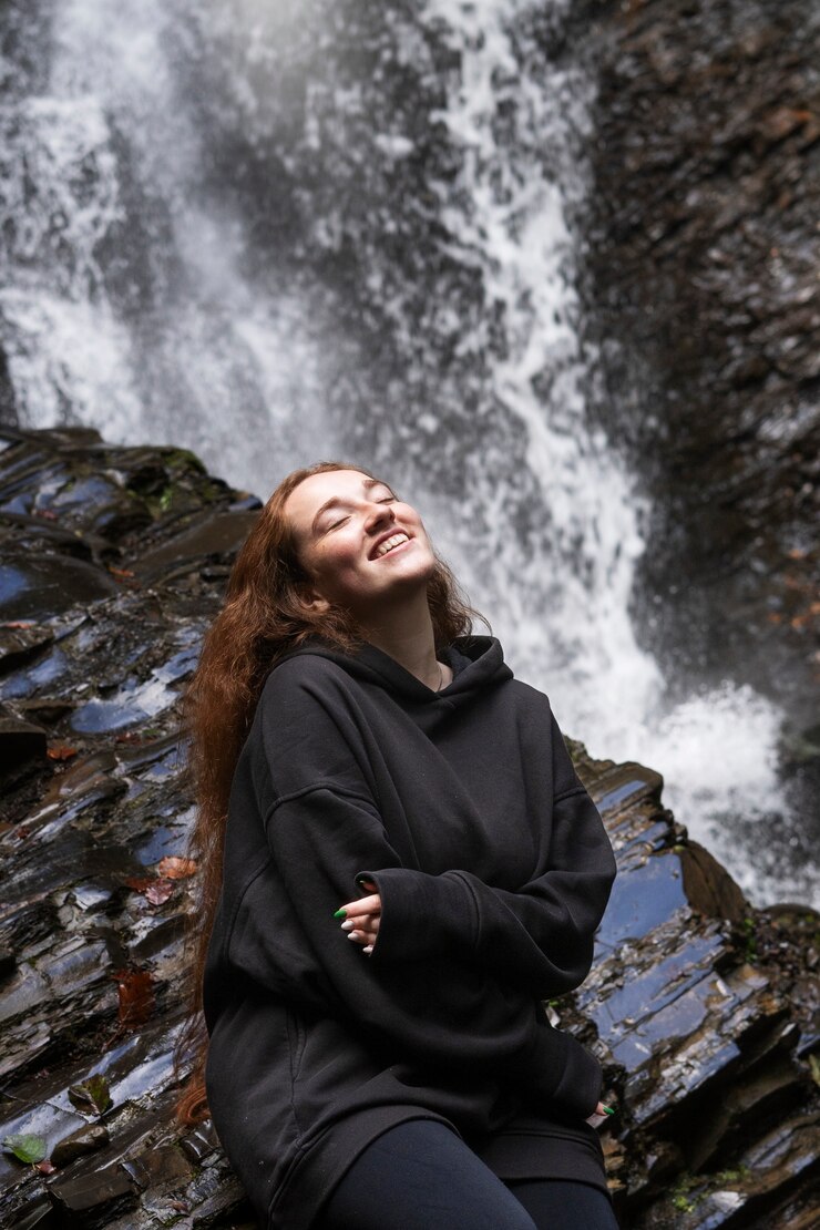 Foto grátis mulher aproveitando o tempo ao ar livre plano médio