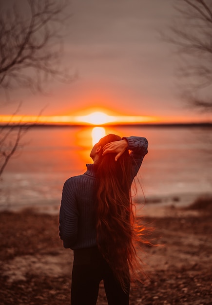 Foto grátis mulher, aproveitando o tempo relaxante no lago bonito ao nascer do sol