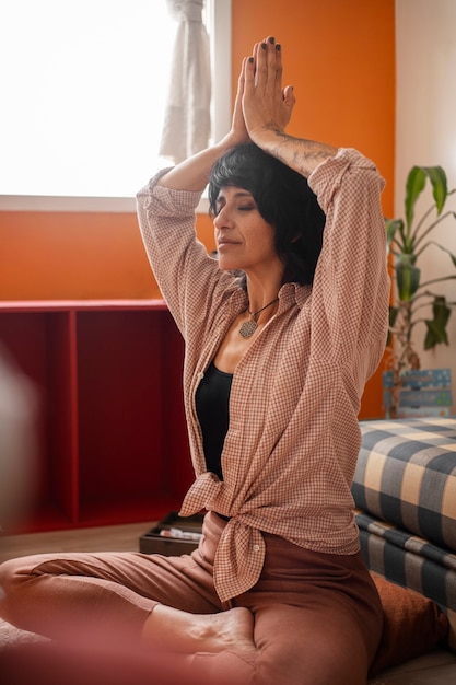 Foto grátis mulher aproveitando seu ritual de relaxamento