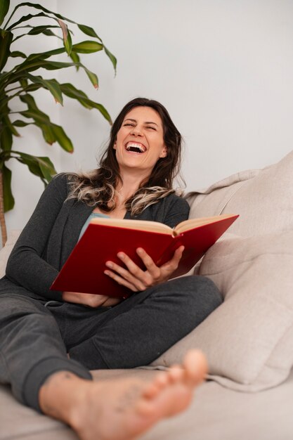 Mulher aproveitando seu ritual de relaxamento