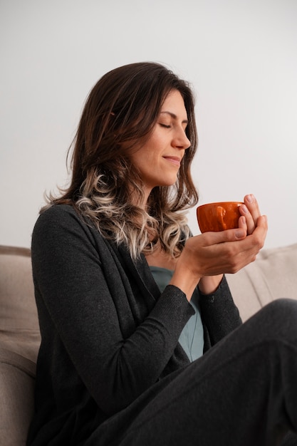 Foto grátis mulher aproveitando seu ritual de relaxamento