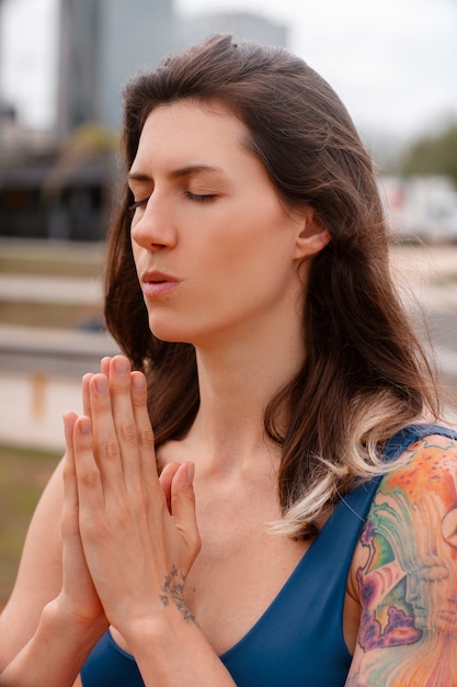 Foto grátis mulher aproveitando seu ritual de relaxamento