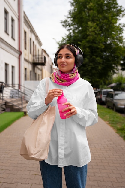 Foto grátis mulher árabe de vista frontal usando hijab