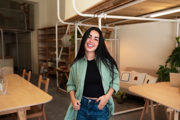 Mulher árabe sorridente posando em casa