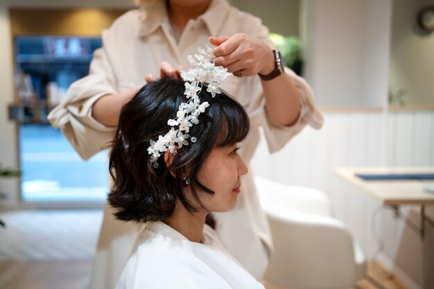 Mulher arrumando o cabelo em cabeleireiros japoneses