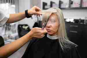 Foto grátis mulher arrumando o cabelo no salão de beleza