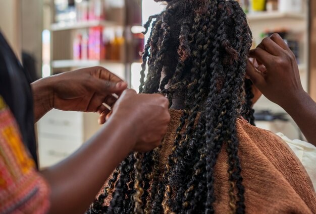 Mulher arrumando o cabelo no salão