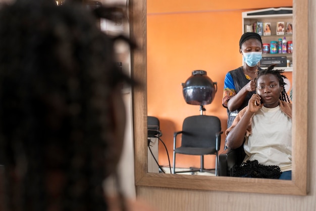 Mulher arrumando o cabelo no salão