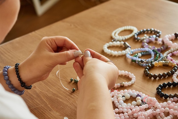 Mulher artesã cria conceito de artesanato de joalheria, arte, passatempo