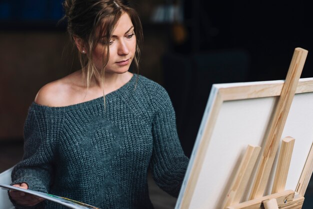 Foto grátis mulher artística trabalhando