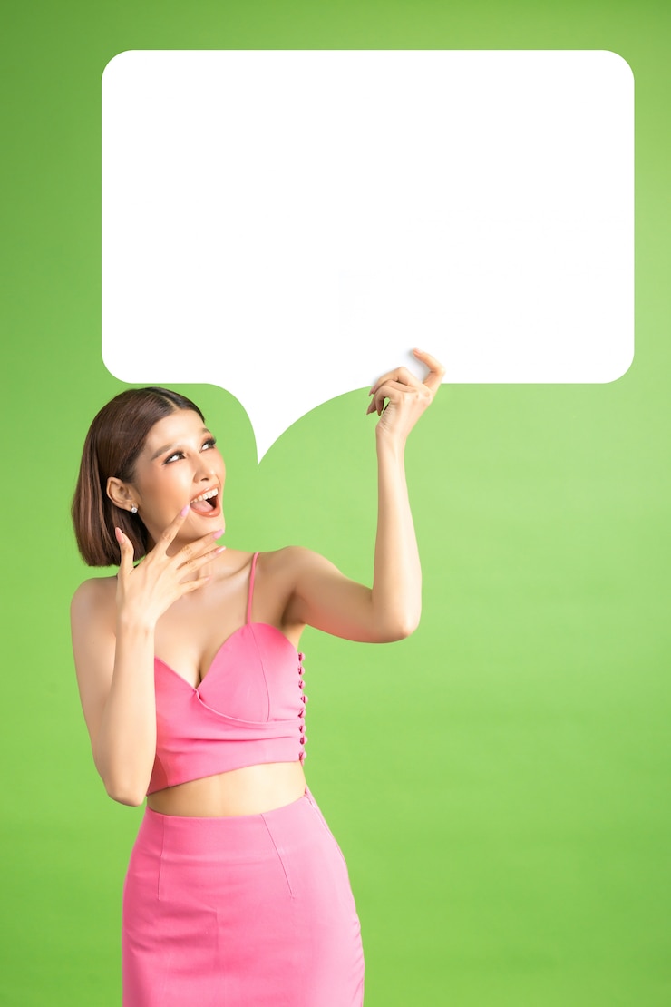 Foto grátis mulher asian, segurando, e, olhar, para, fala, bolha, com, espaço vazio, para, texto, ligado, verde