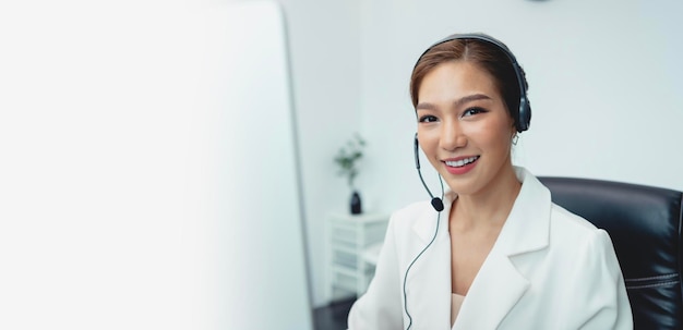 Mulher asiática agente de call center com fone de ouvido trabalhando na linha direta de suporte