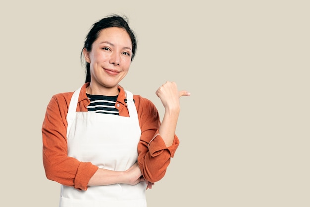 Foto grátis mulher asiática alegre de avental