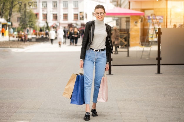 Mulher asiática caminhando mulher negócios