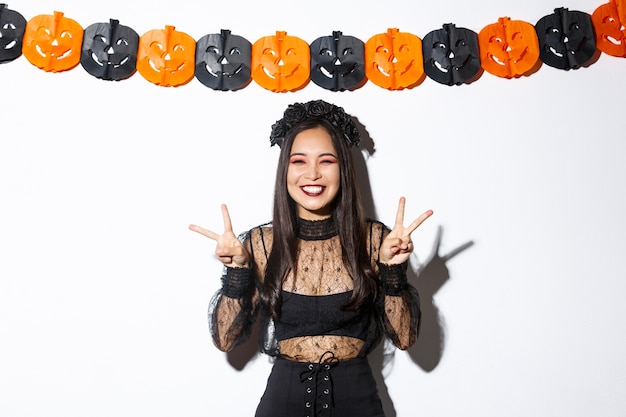 Foto grátis mulher asiática com fantasia de halloween posando