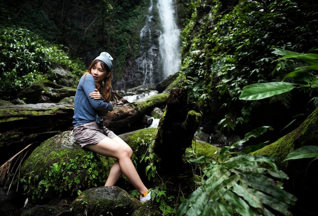 Mulher asiática, desfrutando de uma viagem ao ar livre