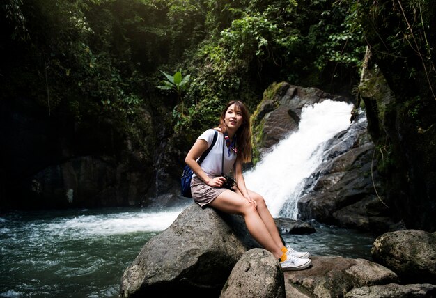 Mulher asiática, desfrutando de uma viagem ao ar livre