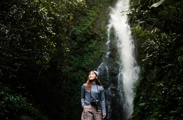 Mulher asiática, desfrutando de uma viagem ao ar livre