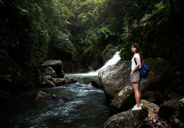 Mulher asiática, desfrutando de uma viagem ao ar livre