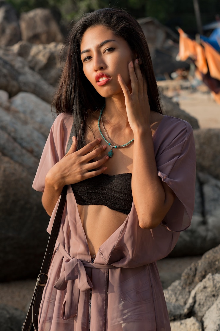 Foto grátis mulher asiática deslumbrante em roupa de verão, posando no braço.