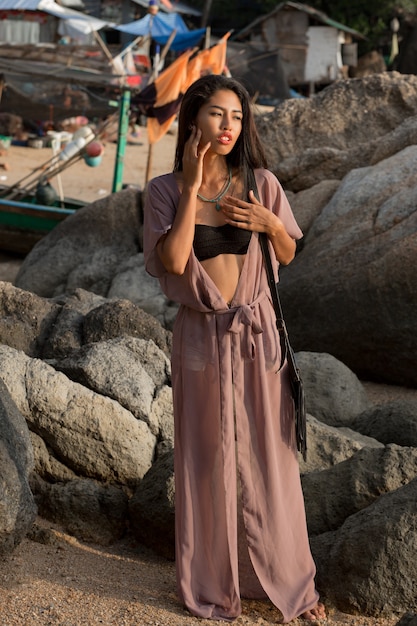 Mulher asiática deslumbrante em roupa de verão, posando no braço.